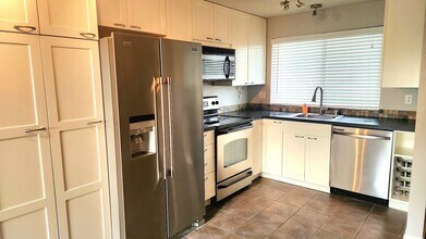 485 SW Bayshore Dr in Oak Harbor, WA - Building Photo - Building Photo