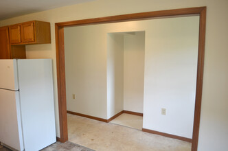 17124 Truetown Rd, Unit AptB in Millfield, OH - Foto de edificio - Building Photo