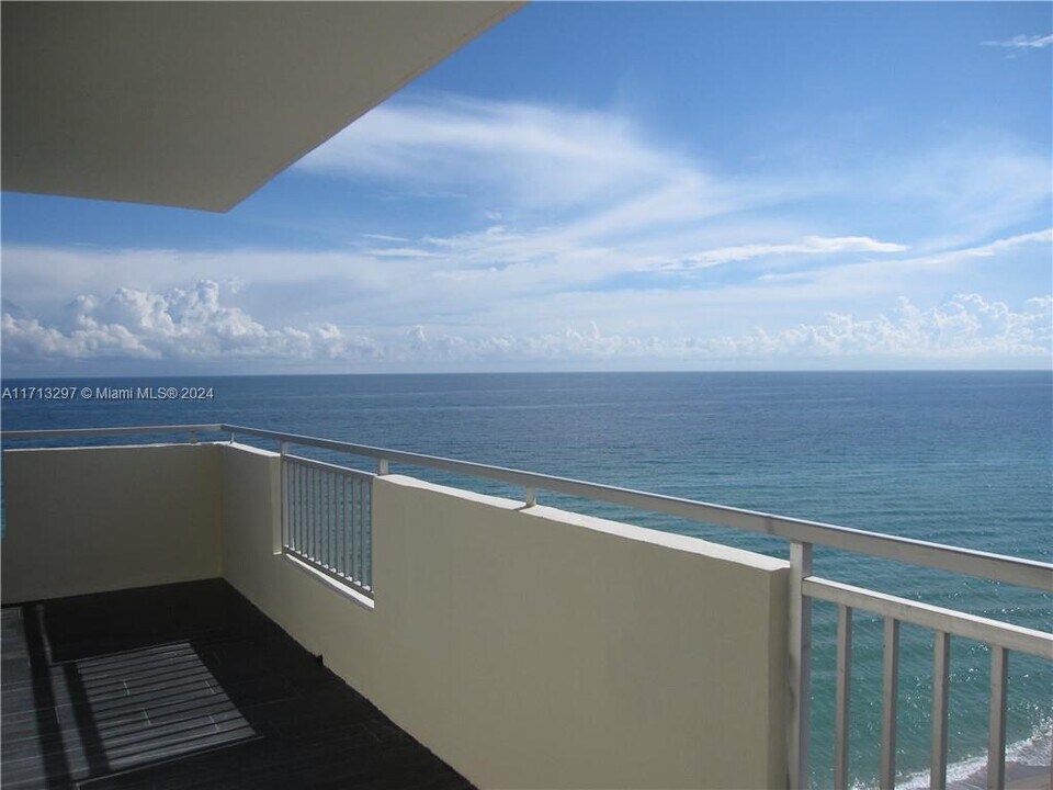 3180 S Ocean Dr, Unit 1008 in Hallandale Beach, FL - Foto de edificio