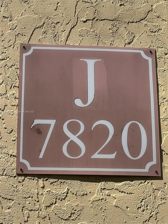 7820 Camino Real in Miami, FL - Building Photo