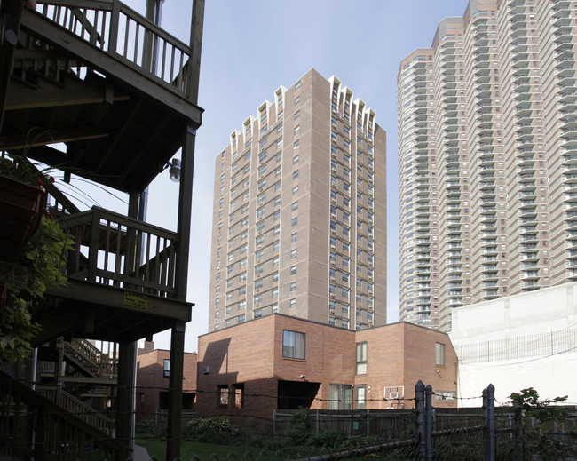 Pine Grove Apartments in Chicago, IL - Building Photo - Building Photo