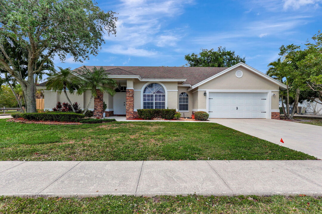 13805 Sheffield St in Wellington, FL - Foto de edificio