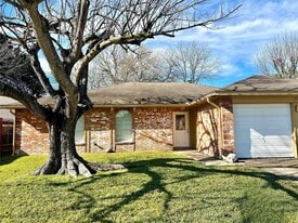 2406 Farriers Bend Dr in Friendswood, TX - Building Photo