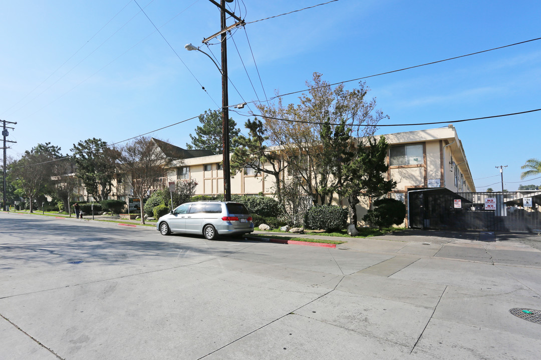 Tobi Ishi Apartments in Santa Ana, CA - Building Photo