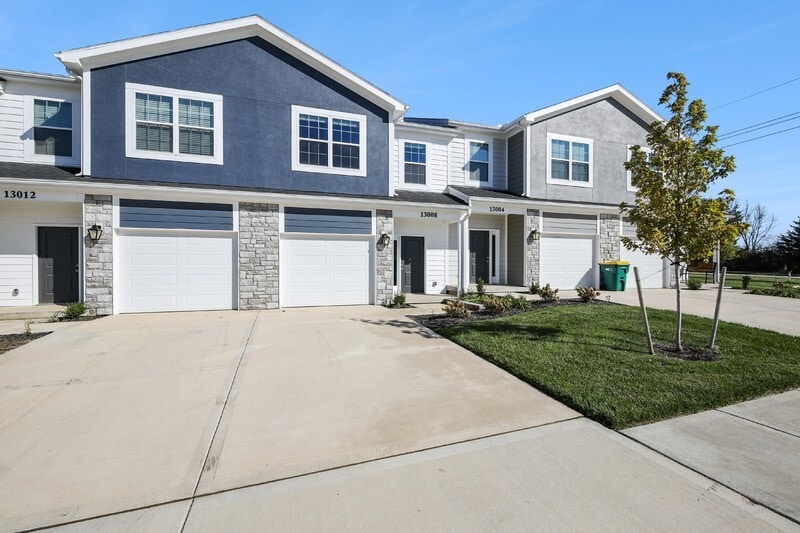 Sandstone Pointe in Bonner Springs, KS - Building Photo