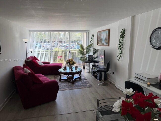 13120 SW 92nd Ave in Miami, FL - Foto de edificio - Building Photo