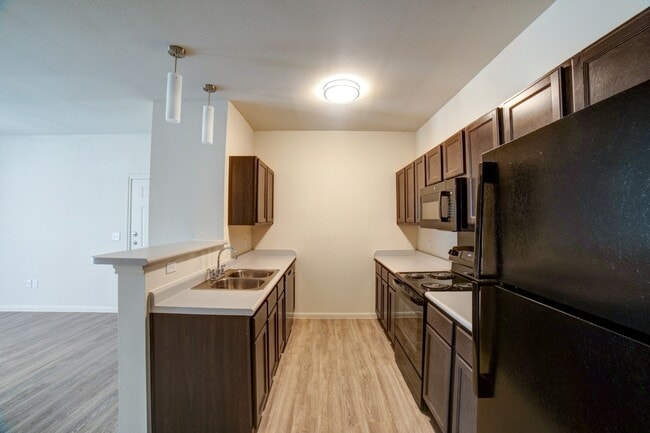 Grand Station Apartment Homes in Austin, TX - Foto de edificio - Building Photo