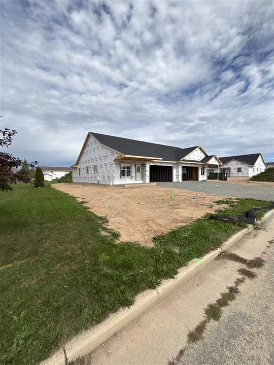 1127 Northwood Dr in Seymour, WI - Building Photo