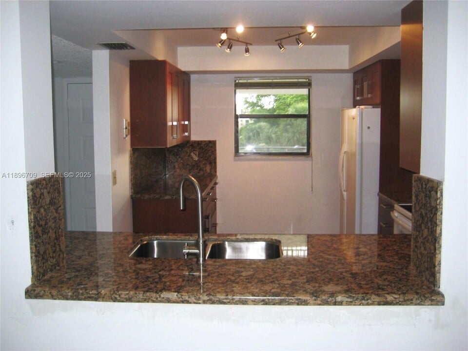 16051 Blatt Blvd in Weston, FL - Building Photo