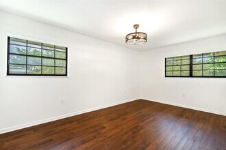 927 NE 199th St in North Miami Beach, FL - Building Photo - Building Photo