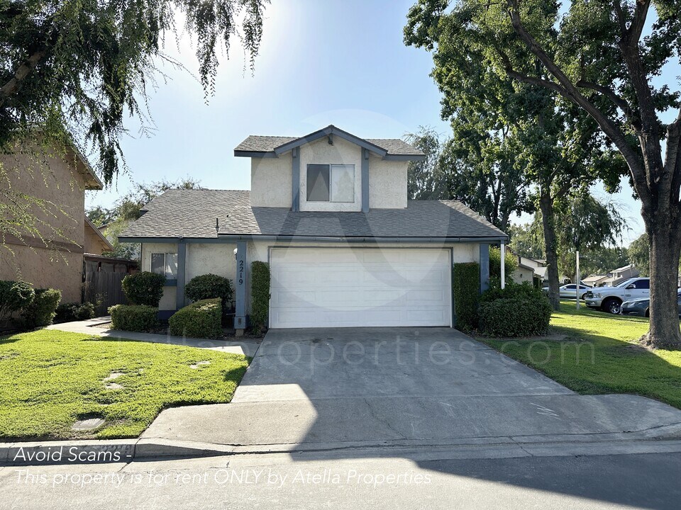 2219 N Oakhurst St in Visalia, CA - Building Photo