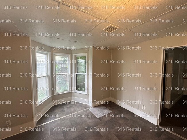 222 W 11th St in Newton, KS - Building Photo - Building Photo