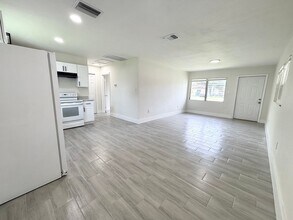 579-581 Wood Ave in Ft. Myers, FL - Building Photo - Building Photo