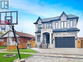 19 Ivanhoe Ct in Toronto, ON - Building Photo