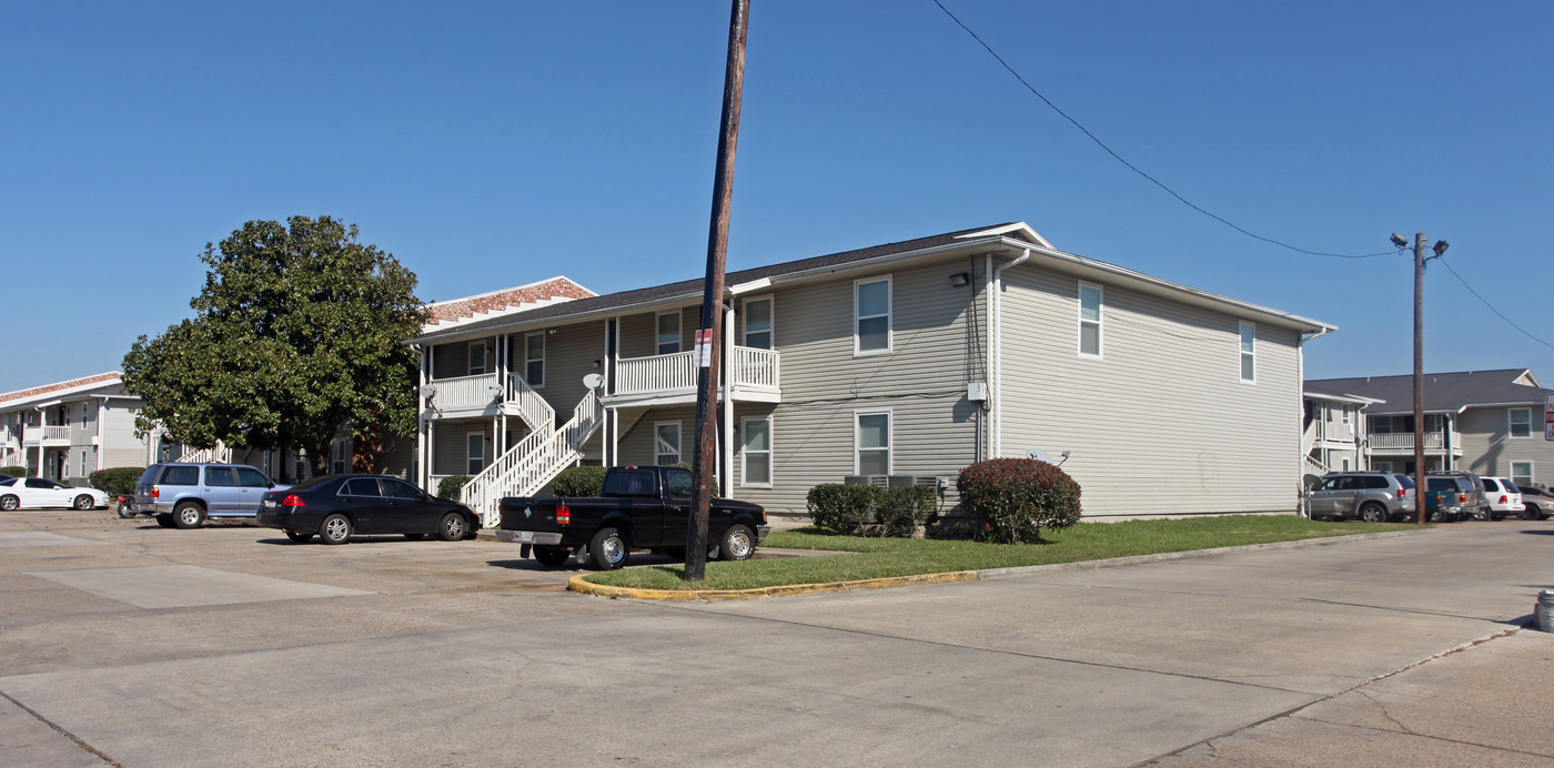 Belmont Village in Gretna, LA - Building Photo