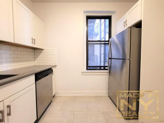 25-74-74 33rd St in Queens, NY - Building Photo - Building Photo