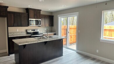 1152-1154 NE Rifle Range St in Roseburg, OR - Building Photo - Building Photo