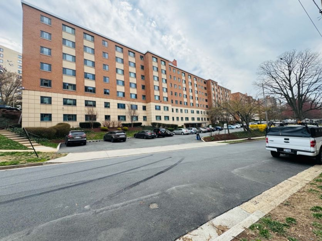 1200 S Arlington Ridge Rd in Arlington, VA - Building Photo - Building Photo