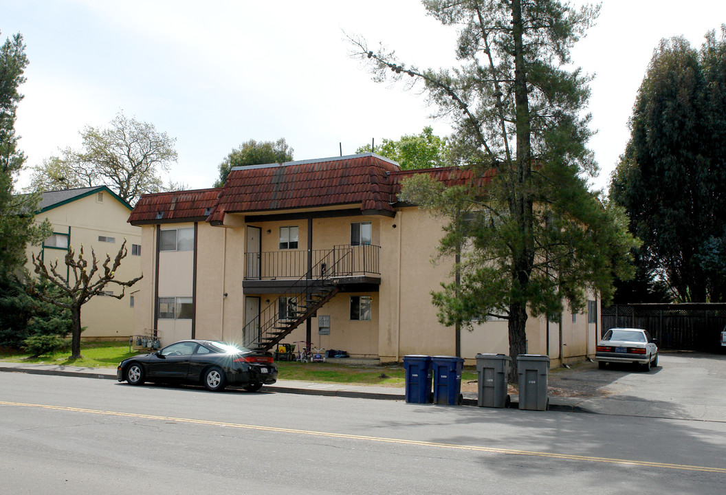 400 March Ave in Healdsburg, CA - Building Photo