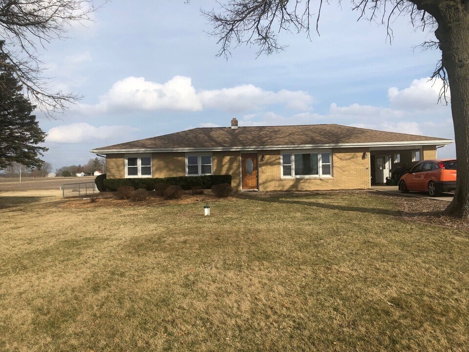 9937 N 1250 East Rd in Shirley, IL - Building Photo