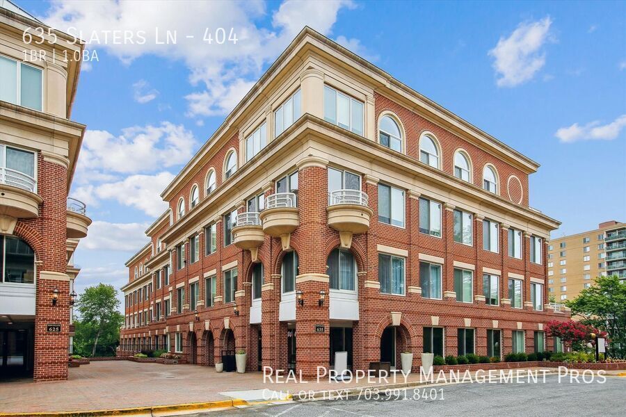 635 Slaters Ln in Alexandria, VA - Building Photo