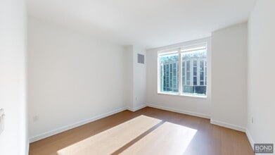 400 W 61st St in New York, NY - Building Photo - Building Photo