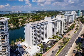 5700 Collins Ave, Unit 4 in Miami Beach, FL - Foto de edificio - Building Photo