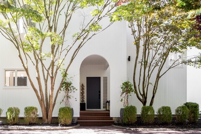 15 Pheasant Run in Southampton, NY - Building Photo - Building Photo