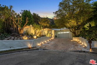 9451 Hidden Valley Pl in Beverly Hills, CA - Foto de edificio - Building Photo