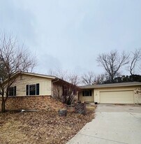 5 Buena Dr in Iowa City, IA - Building Photo