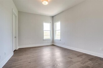 381 E Greenbriar Ln in Dallas, TX - Building Photo - Building Photo