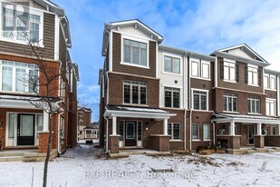 11 Canoe Ln. in Hamilton, ON - Building Photo