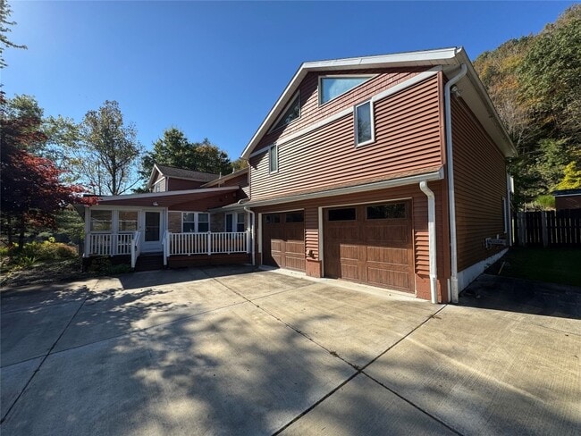 453 Grippen Hill Rd in Vestal, NY - Building Photo - Building Photo