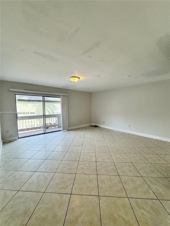 9370 SW 87th Ave in Miami, FL - Building Photo