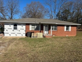 216 E Clayton St in Baldwyn, MS - Building Photo
