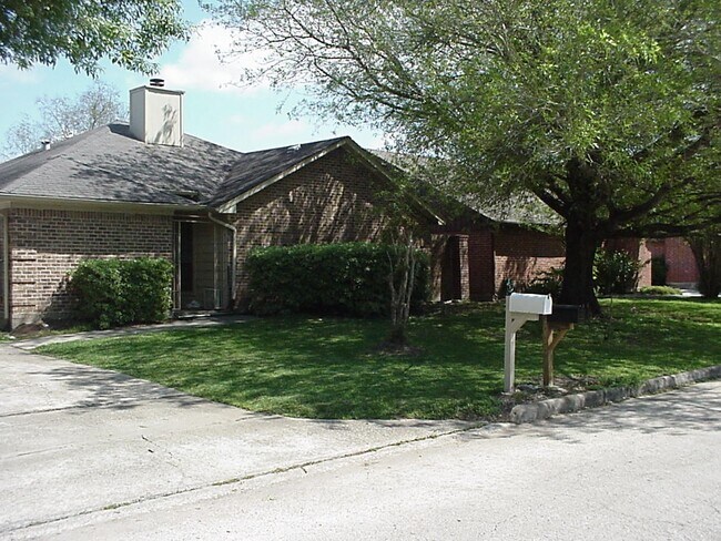 10822 Lynbrook Dr in Houston, TX - Building Photo - Building Photo