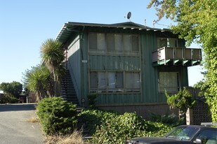 8048 Greenridge Dr in Oakland, CA - Building Photo