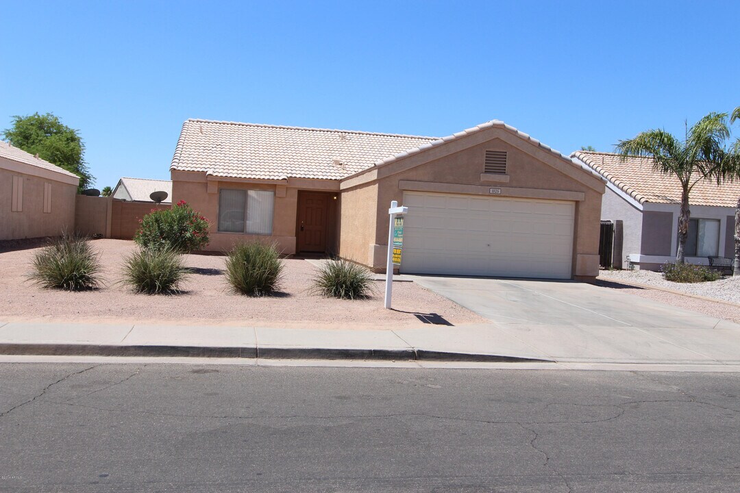 1025 W 19th Ave in Apache Junction, AZ - Foto de edificio