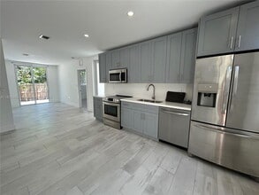 3823 Thomas Ave in Miami, FL - Foto de edificio - Building Photo