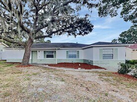 607 Barkfield St in Brandon, FL - Building Photo