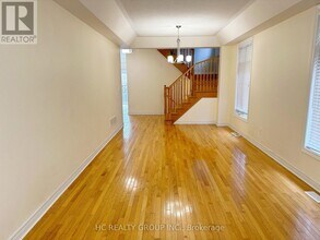102 Timna Crescent in Vaughan, ON - Building Photo - Building Photo