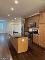 805 Lakeview Ct in King of Prussia, PA - Building Photo