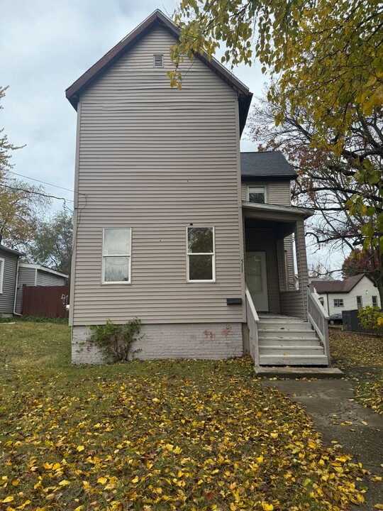 511 E Illinois Ave in Peoria, IL - Foto de edificio