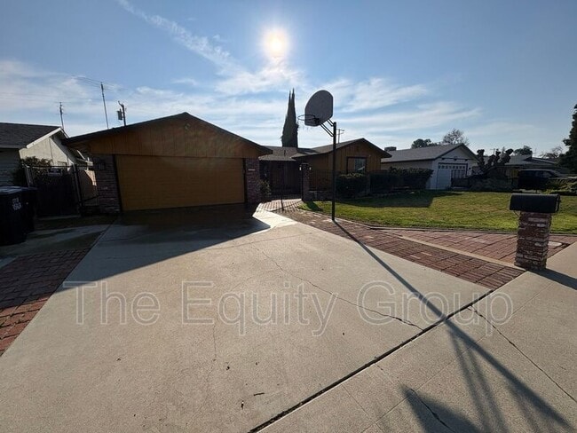 1413 W Cambridge Ave in Visalia, CA - Building Photo - Building Photo