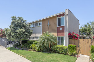 Sea Breeze Garden Apartments in Imperial Beach, CA - Building Photo - Building Photo