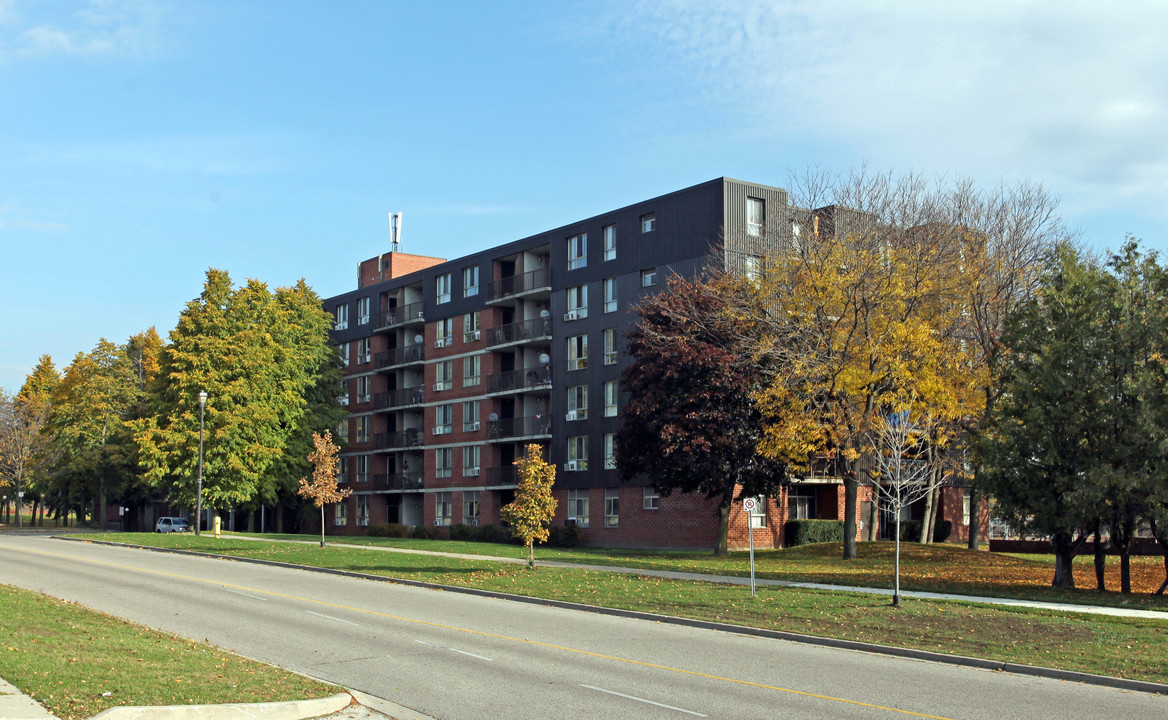 Bluewater Park in Whitby, ON - Building Photo