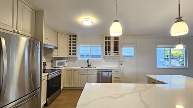 1587 Stayte Rd in White Rock, BC - Building Photo - Building Photo