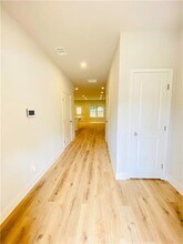 1095 N Village Dr in Decatur, GA - Foto de edificio - Building Photo