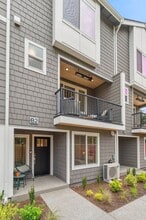 13730 Manor Way in Lynnwood, WA - Building Photo - Building Photo