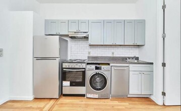 421 E 80th St in New York, NY - Building Photo - Building Photo